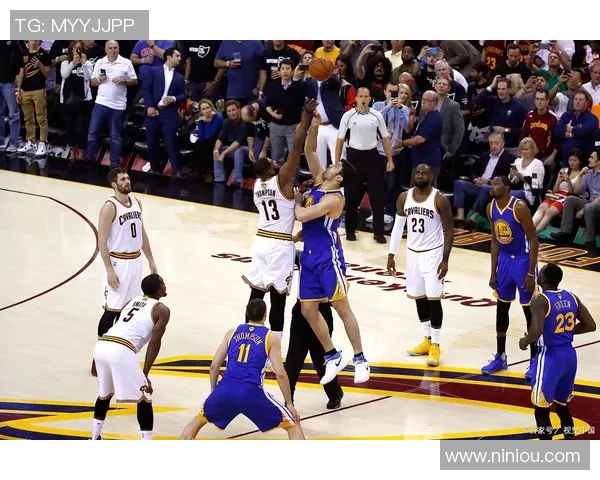 2017年NBA总决赛第四场骑士勇士对决回顾与精彩瞬间分析 2017年NBA总决赛第四场骑士勇士对决回顾与精彩瞬间分析